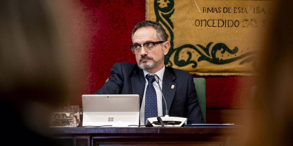 Renuncia un concejal de Móstoles tras ser acusado de acosar al alcalde de la localidad.