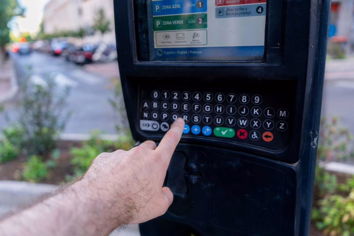 Los parquímetros estarán operativos durante la noche y los domingos a partir de este mes.