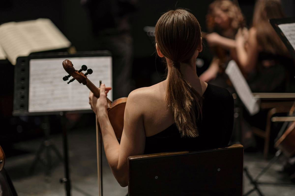 La música clásica atrae a la Generación Z y a los Millennials, agotando entradas para conciertos en vivo, según un estudio.