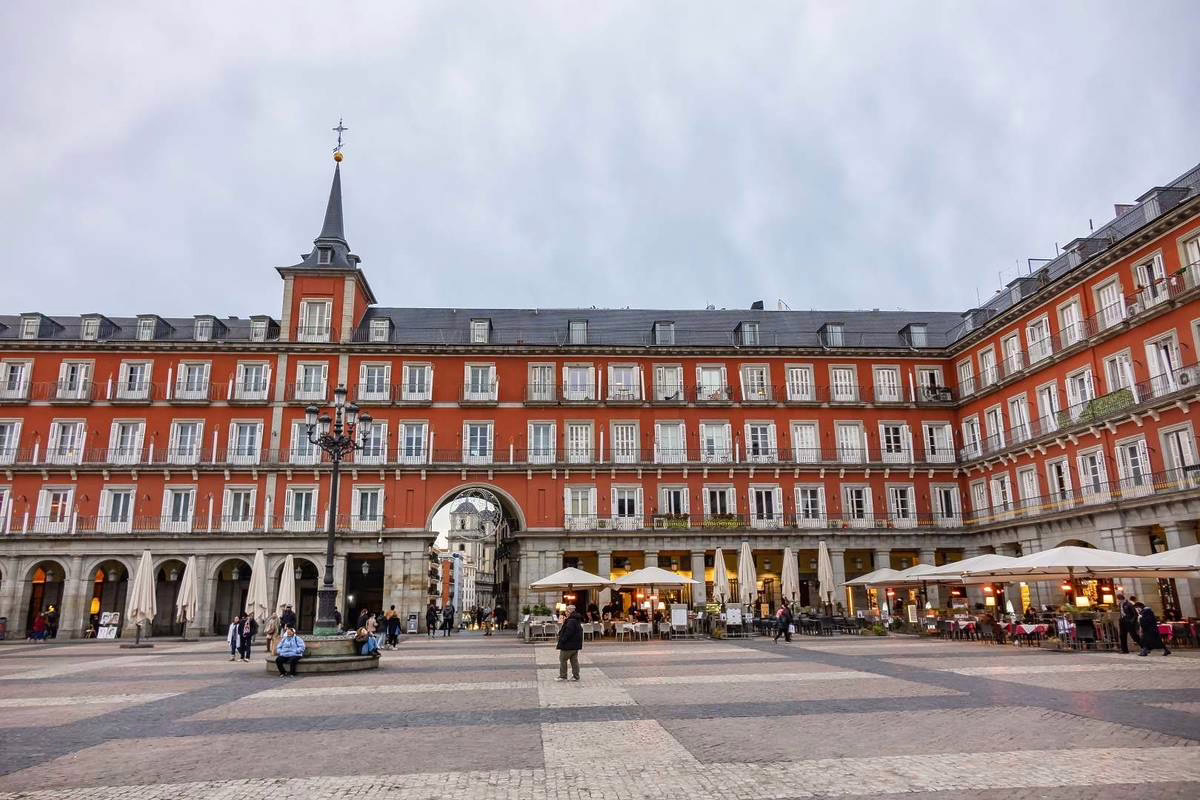 La única tienda de juguetes de este tipo en la Plaza Mayor anuncia su cierre definitivo después de más de un siglo de existencia.