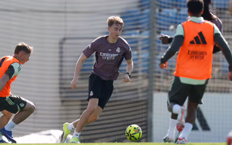 El Real Madrid finaliza su entrenamiento con Huijsen, pero sin la presencia de Camavinga.