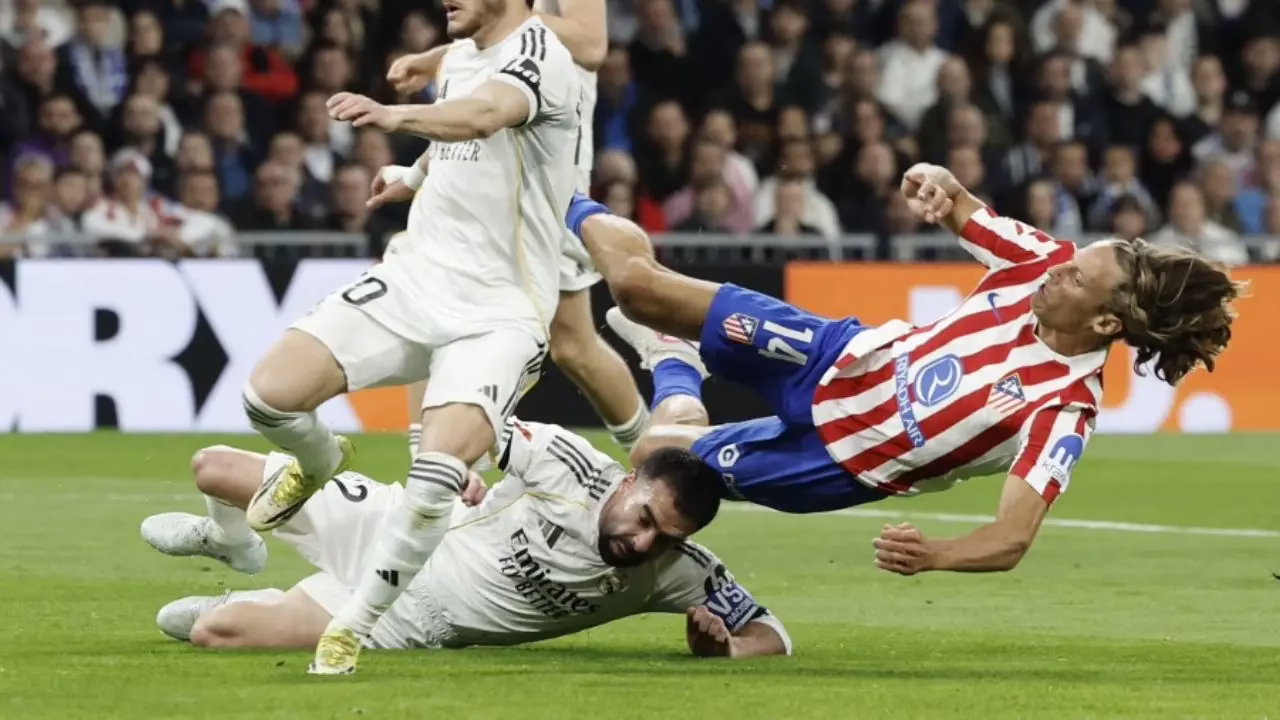 La controversia entre Real Madrid y Atlético de Madrid: ¿fue penalti la acción de Carvajal sobre Llorente?