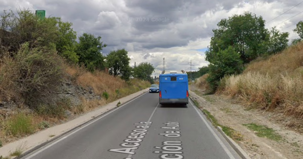 Trabajos en la avenida de Santa Catalina, en Puente de Vallecas, con renovación y nuevas aceras.
