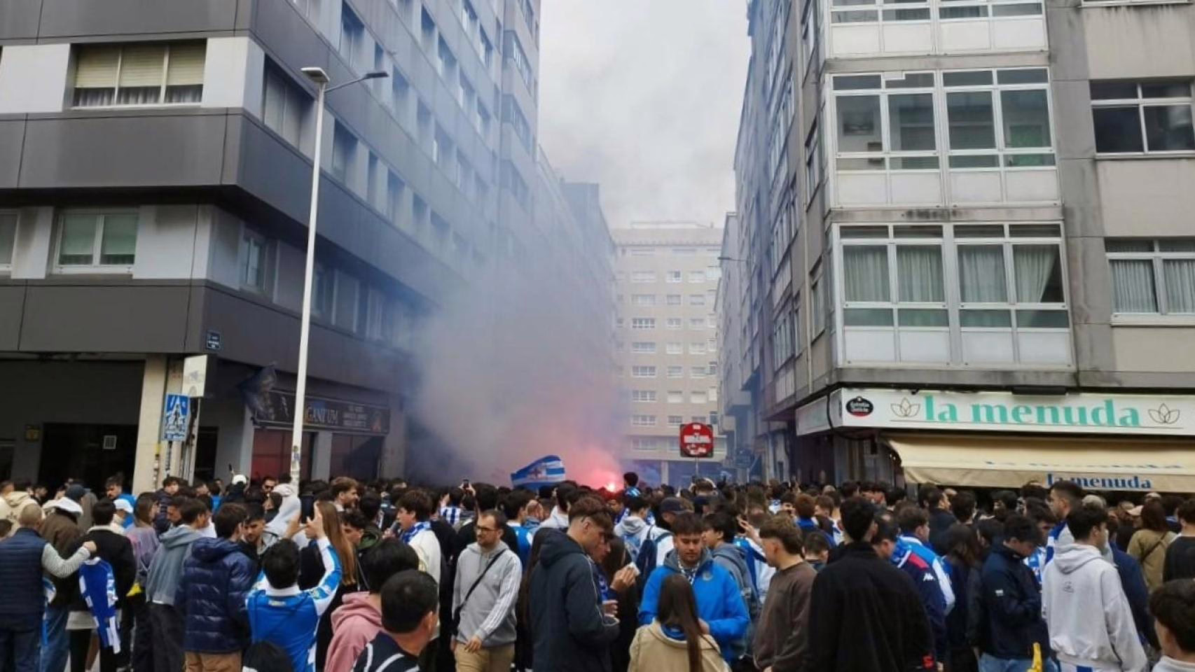 Los daños ocasionados por una bengala en la zona de Riazor, A Coruña, afectan a un automóvil.
