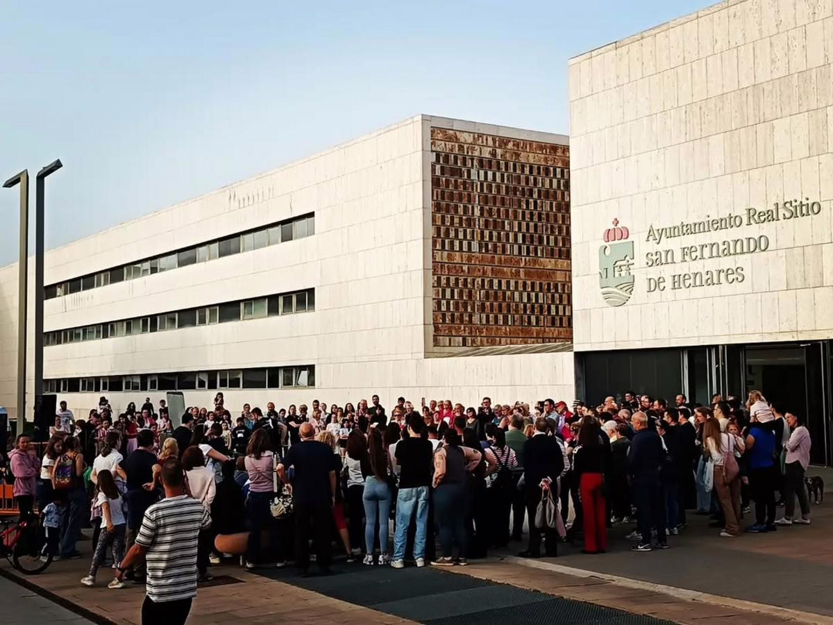 Multitudinaria asistencia a la demostración de vidrio soplado en la plaza.
