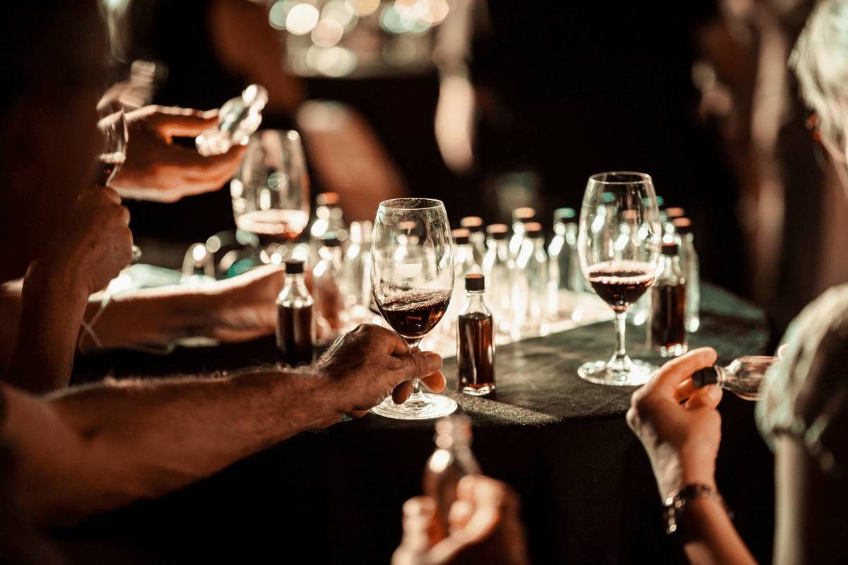 Maridaje de vino con una mesa decorada con copas y botellas de vino