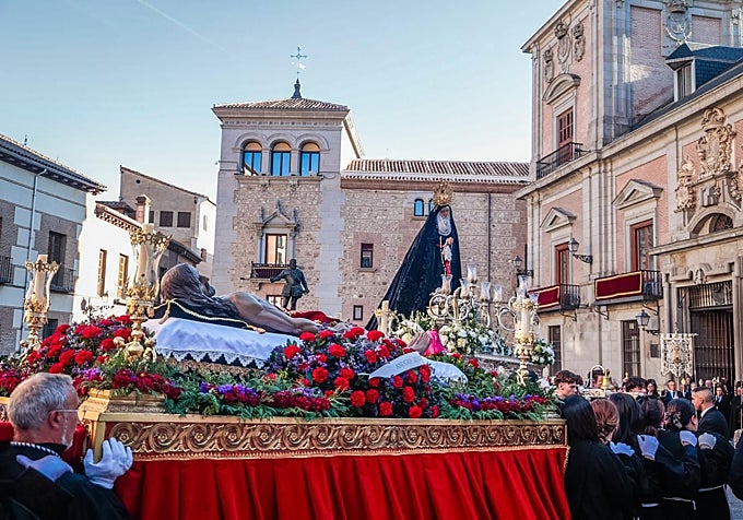 El Divino Encuentro, en la Plaza de la Villa, esta tarde de Sábado Santo