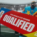 Cédric Bakambu celebrando con la selección de la República Democrática del Congo tras su clasificación para el Mundial 2026.