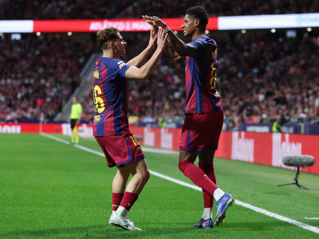 Fermín López (izq.) celebra con Marcus Rashford la victoria del Barcelona ante el Atlético de Madrid. Foto AFP