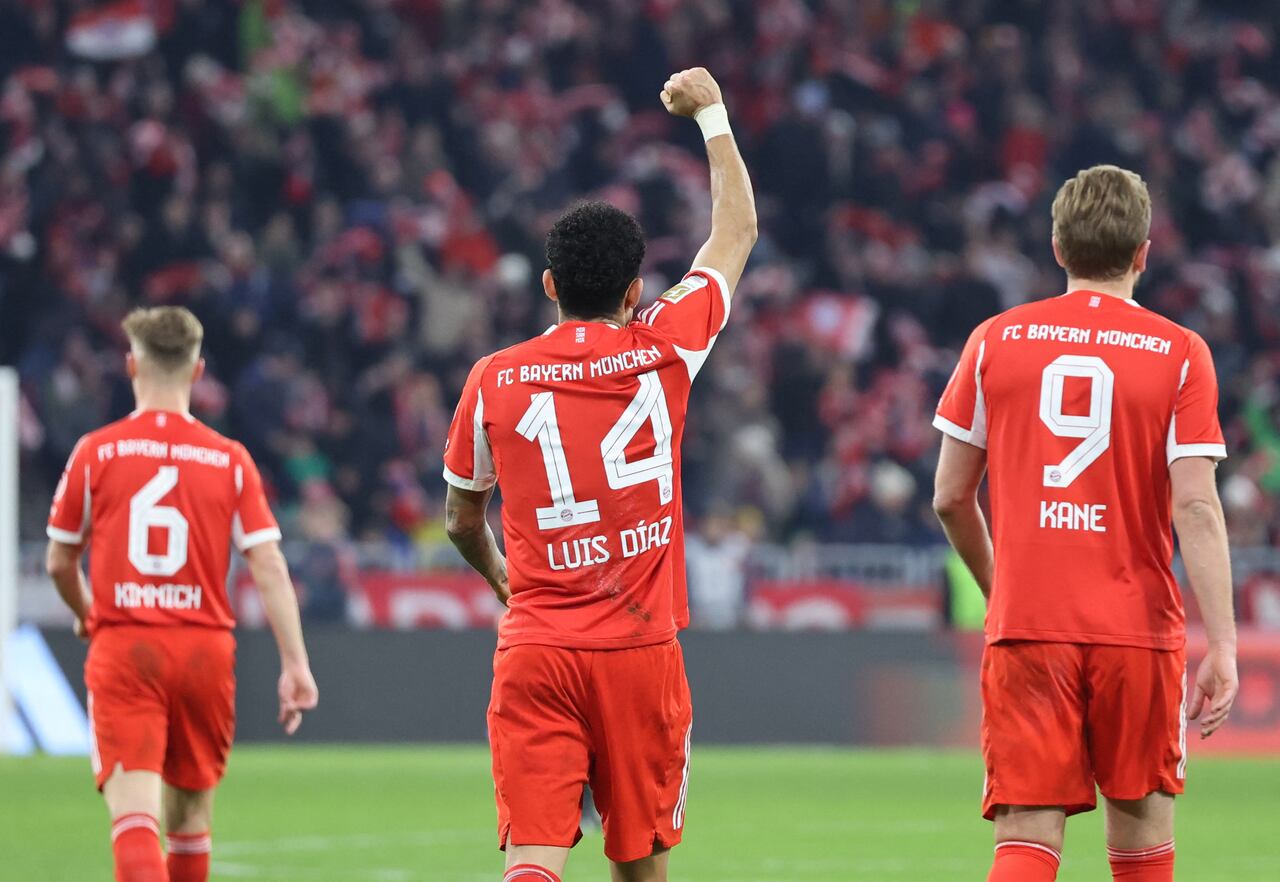 Luis Díaz, delantero colombiano del Bayern Múnich, celebra con sus compañeros el 4-1 durante el partido de Bundesliga entre el FC Bayern Múnich y el TSG 1899 Hoffenheim.