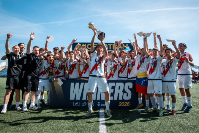 El Rayo Vallecano, campeones de la categoría U15, celebrando la victoria.