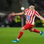 Julián Álvarez celebrando un gol con el Atlético de Madrid tras anunciar su renovación hasta 2032.