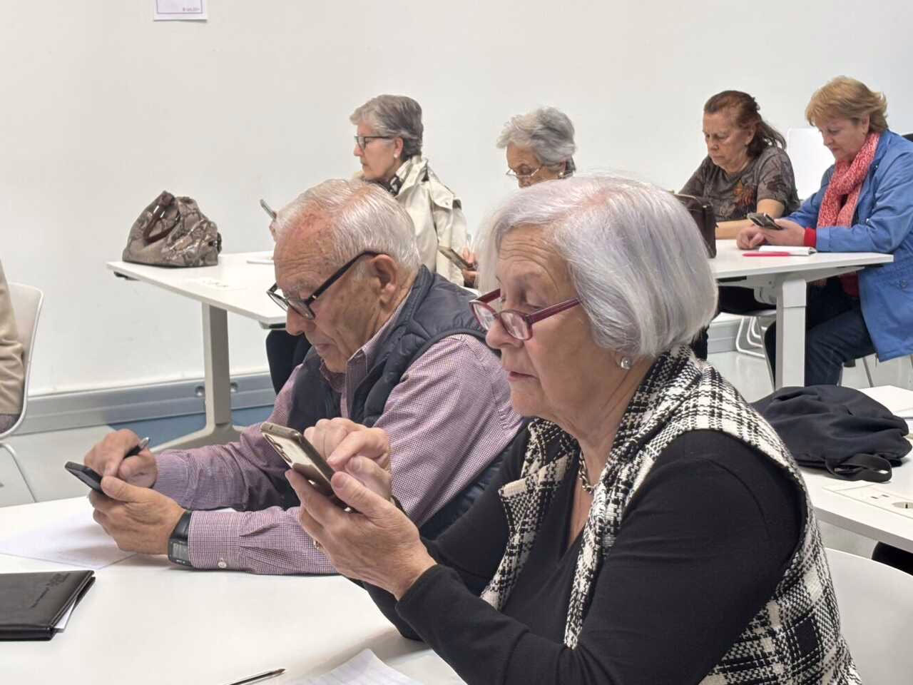Madrid ofrece talleres gratuitos de tecnología e inteligencia artificial para adultos en Madrid Innovation Lab.