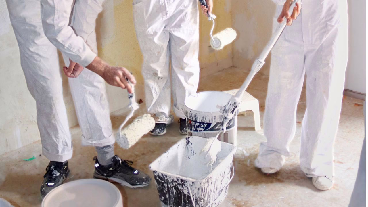 Voluntariado en acción: más de 200 jóvenes ofrecen su tiempo para pintar hogares de personas en situación de vulnerabilidad.