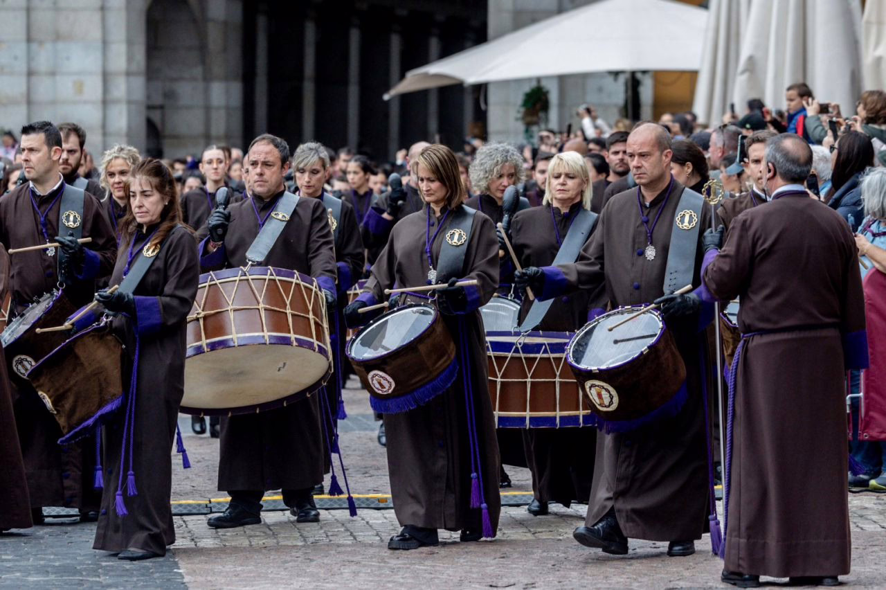 La tamborrada concluye la Semana Santa en Madrid en la Plaza Mayor.