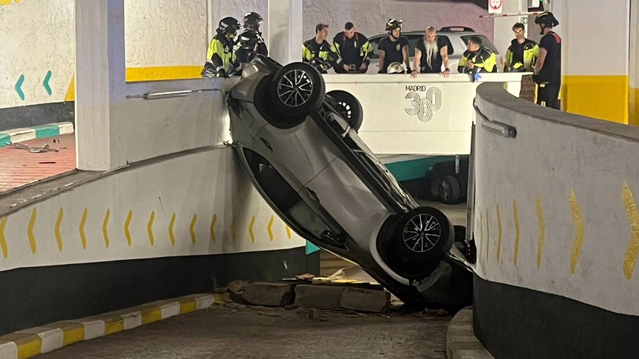 Un automóvil se volcó en el aparcamiento de Olavide, causando heridas leves a dos personas de setenta años.