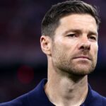 Xabi Alonso gesticulando durante una rueda de prensa mientras analiza la situación táctica y el ambiente en el vestuario del Real Madrid en el año 2026.