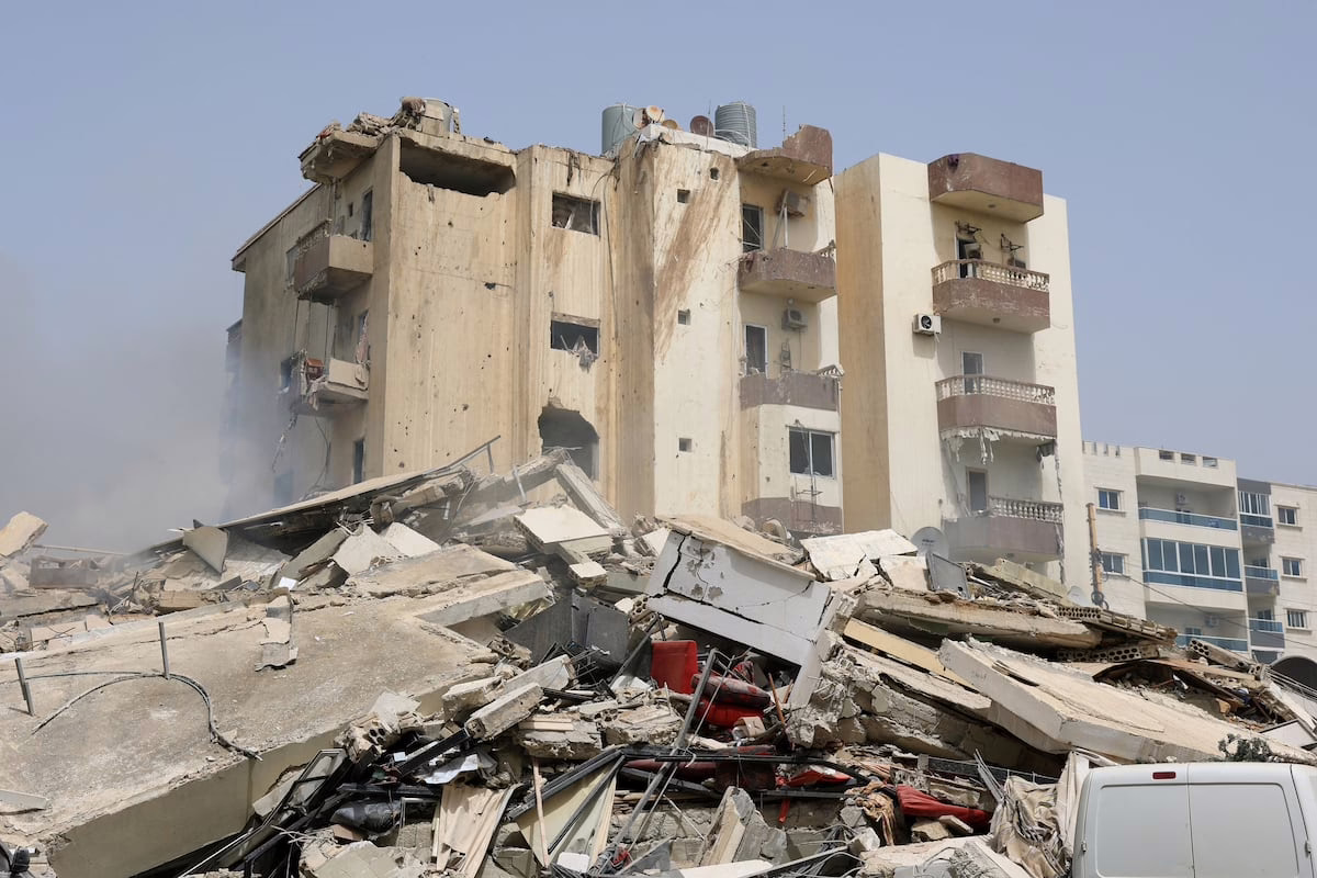 El ejército israelí intensifica los bombardeos contra Hezbolá y derriba edificaciones residenciales y un puente en Líbano | Internacional
