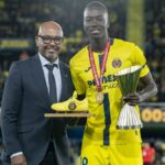 Pape Gueye recibiendo un premio a jugador del mes en LaLiga EA Sports