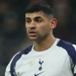 Cristian Cuti Romero disputa un balón durante un partido del Tottenham Hotspur en la temporada 2025-2026