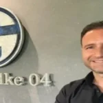 José Viñas, scout valenciano, ha anunciado su salida del Schalke 04 y es visto como candidato para completar la estructura deportiva del Valencia CF junto a Lisandro Isei, Hans Gillhaus y Andrés Zamora bajo el mandato de Ron Gourlay en 2026