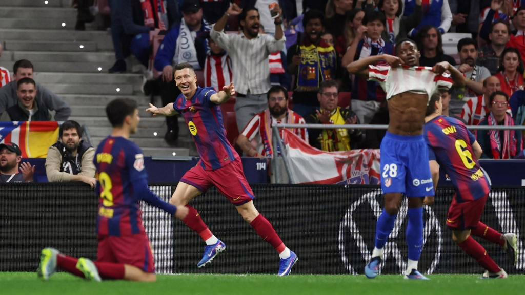 El Barcelona logró revertir la situación frente al Atlético de Madrid, que anotó 10 goles en la segunda mitad, y estuvo a punto de dar un golpe decisivo al campeón de la liga.