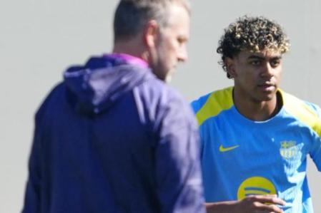 El director técnico del FC Barcelona, Hansi Flick, se presenta ante los medios antes del encuentro contra el Atlético de Madrid. El entrenador analiza al oponente, comenta sobre la lesión de Raphinha y se manifiesta firme contra los cánticos racistas dirigidos a Lamine Yamal.