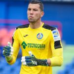 David Soria, portero del Getafe CF, en el momento de lanzar un pase largo durante un partido de LaLiga EA Sports en el Coliseum