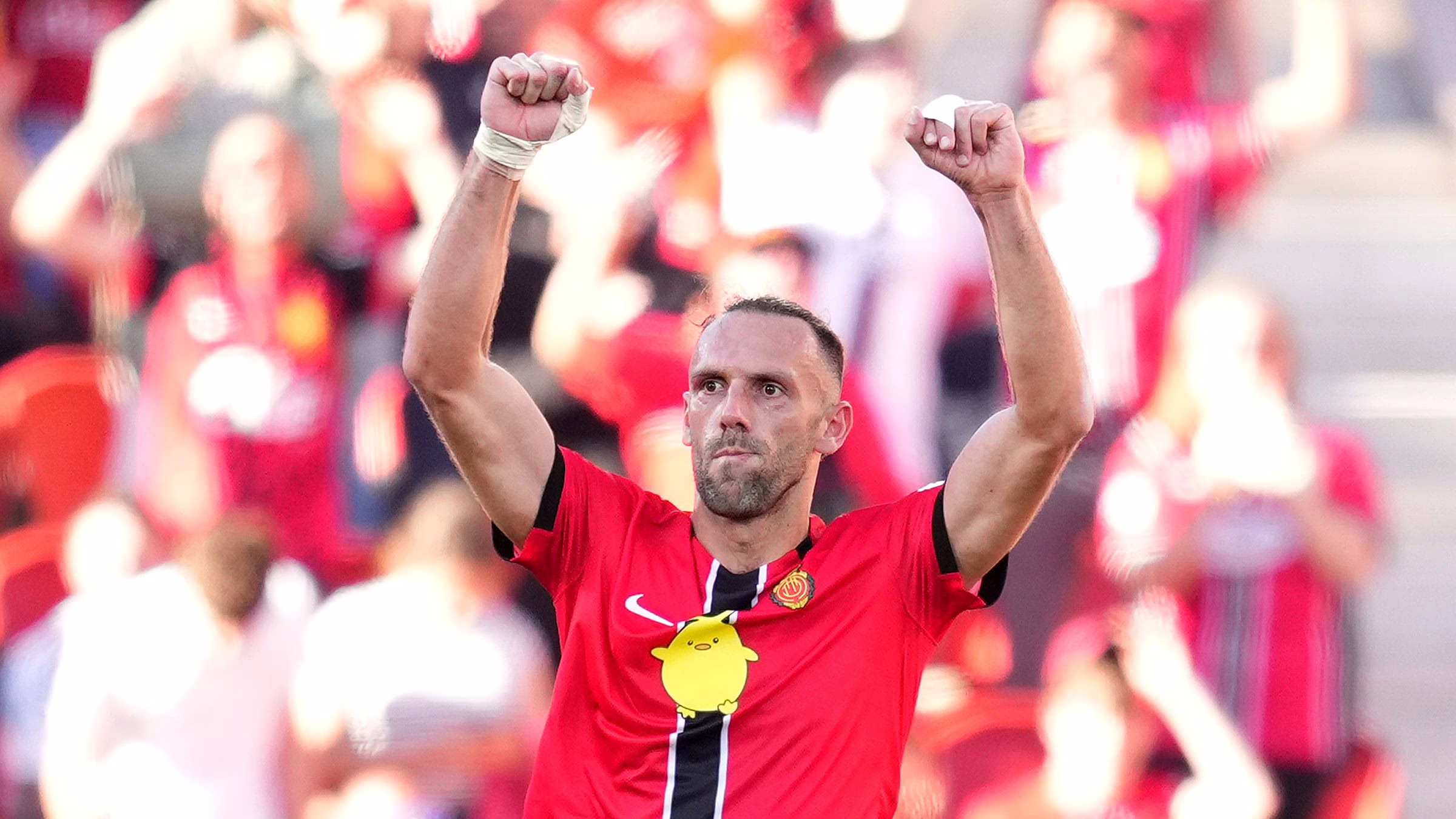 «Aparento ser rudo y poco atractivo, pero soy humano»: Vedat Muriqi, el verdugo del Real Madrid, cuenta por qué se emocionó hasta las lágrimas al anotar el gol decisivo en el último instante frente al gigante de La Liga.