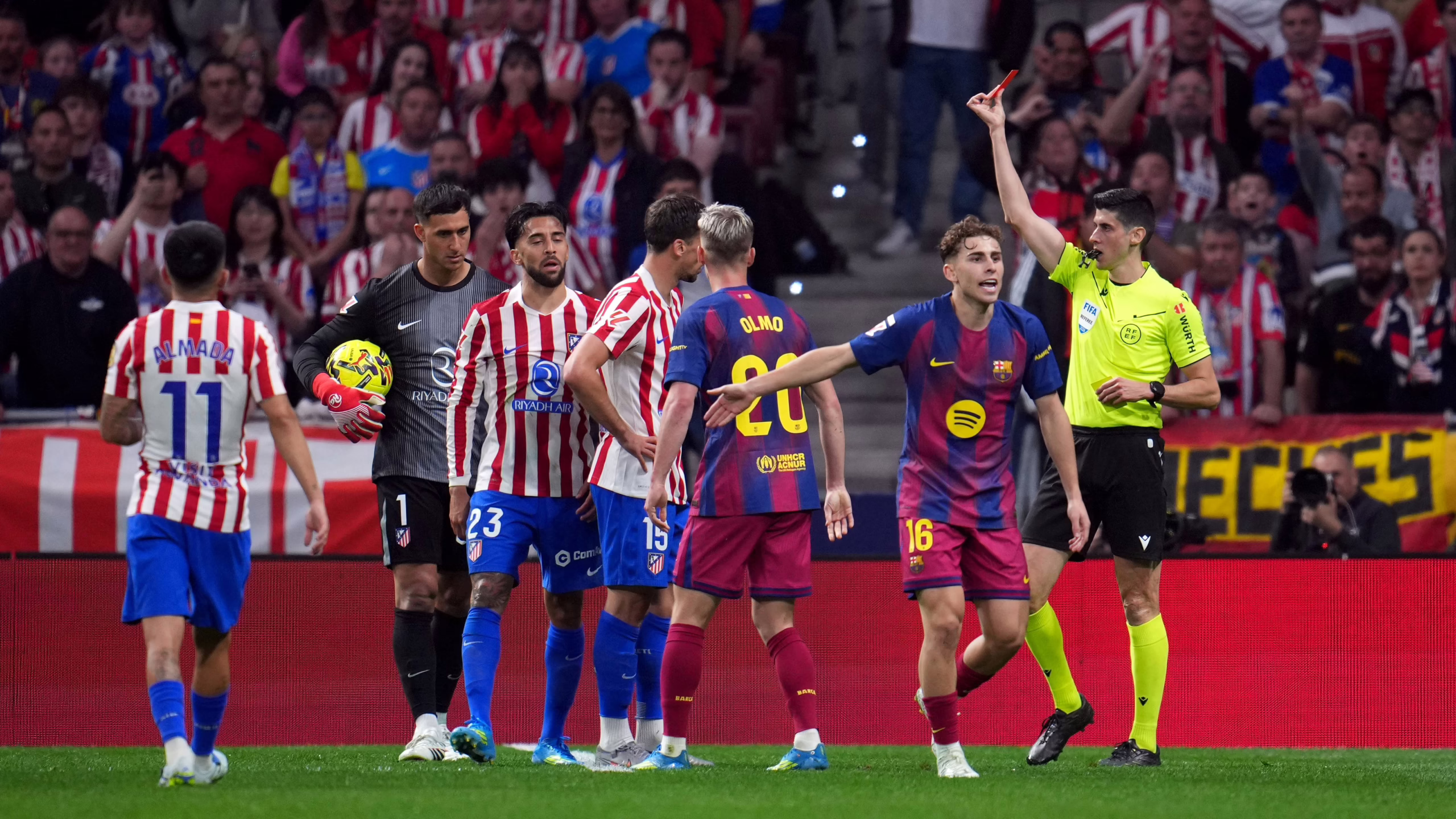 «El Barcelona tuvo un golpe de fortuna»: la figura del Atlético de Madrid expresa su malestar por la decisión de la tarjeta roja, mientras el equipo de Hansi Flick asegura la victoria en los últimos instantes y aumenta su ventaja en La Liga.