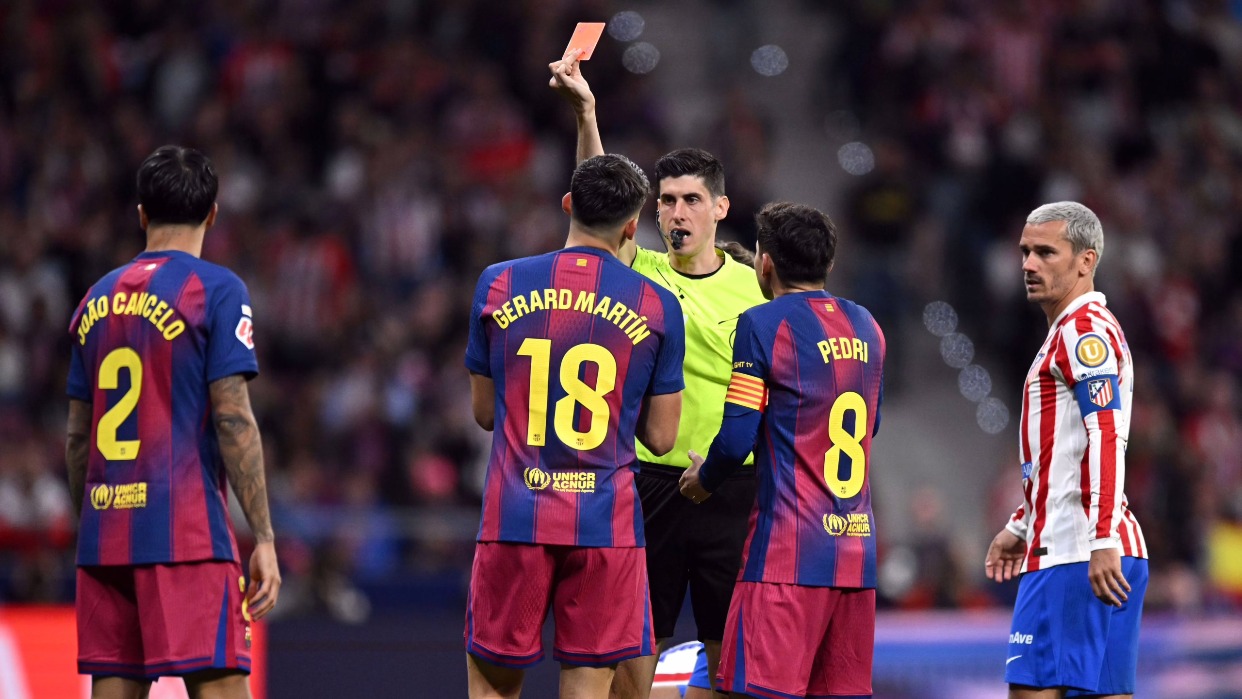 El presidente del Atlético de Madrid expresa su «vergüenza» por el arbitraje de La Liga tras escuchar las grabaciones del VAR que anularon la tarjeta roja al Barcelona.
