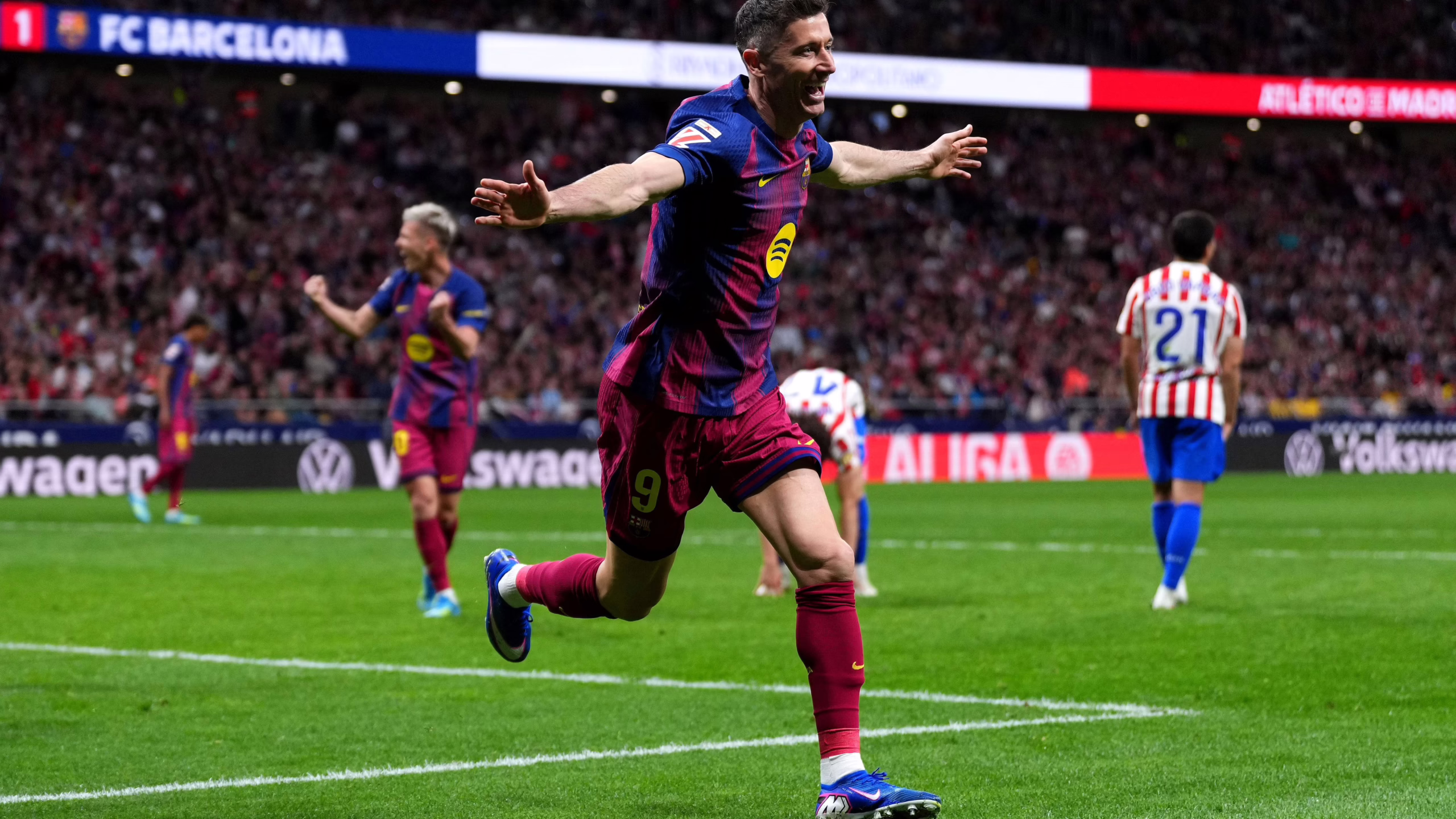 Lewandowski se reconforta al empatar el récord del Barcelona.