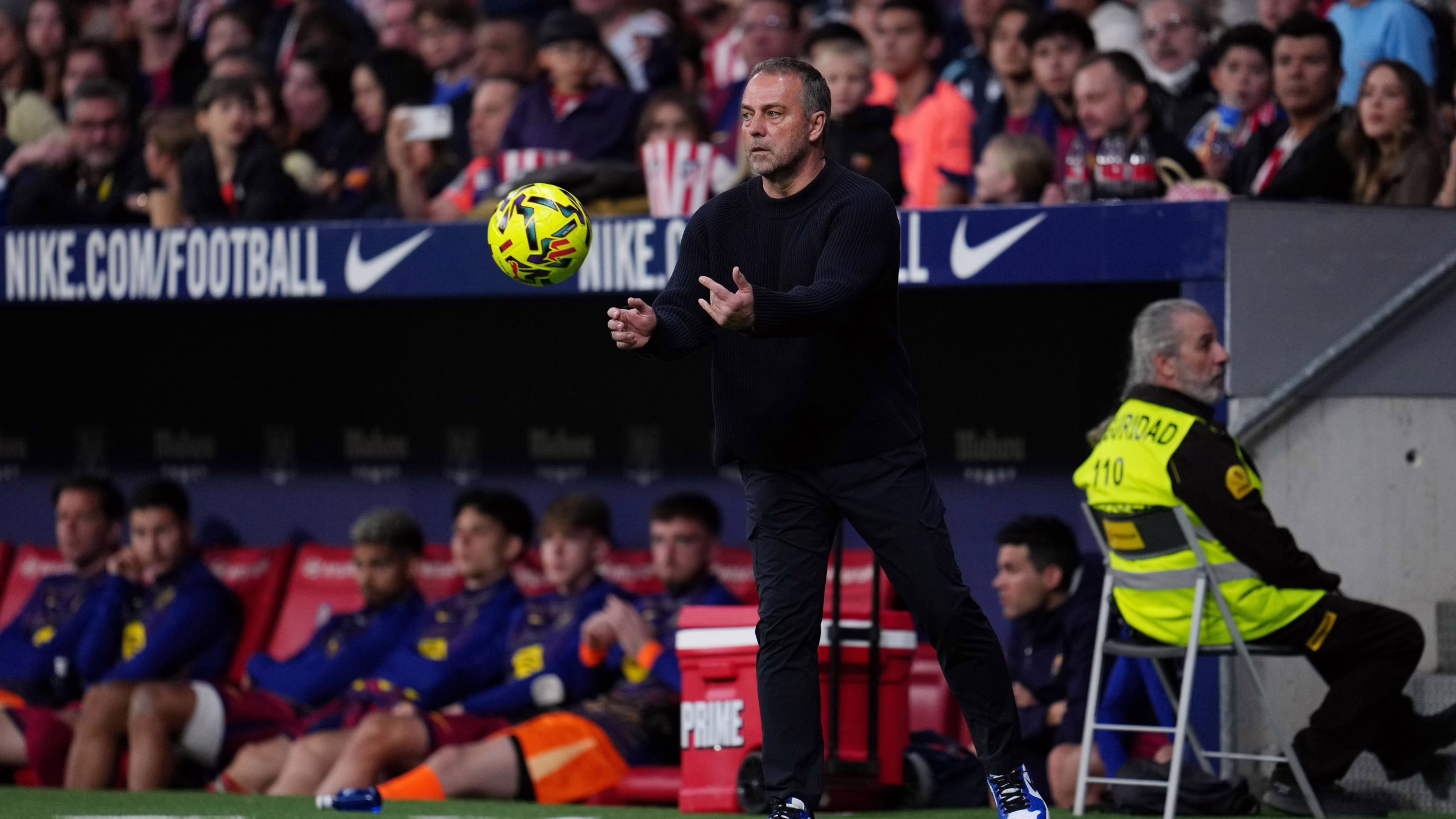 Flick alcanza la grandeza y deja su huella en la historia del Barcelona, superando a Guardiola.