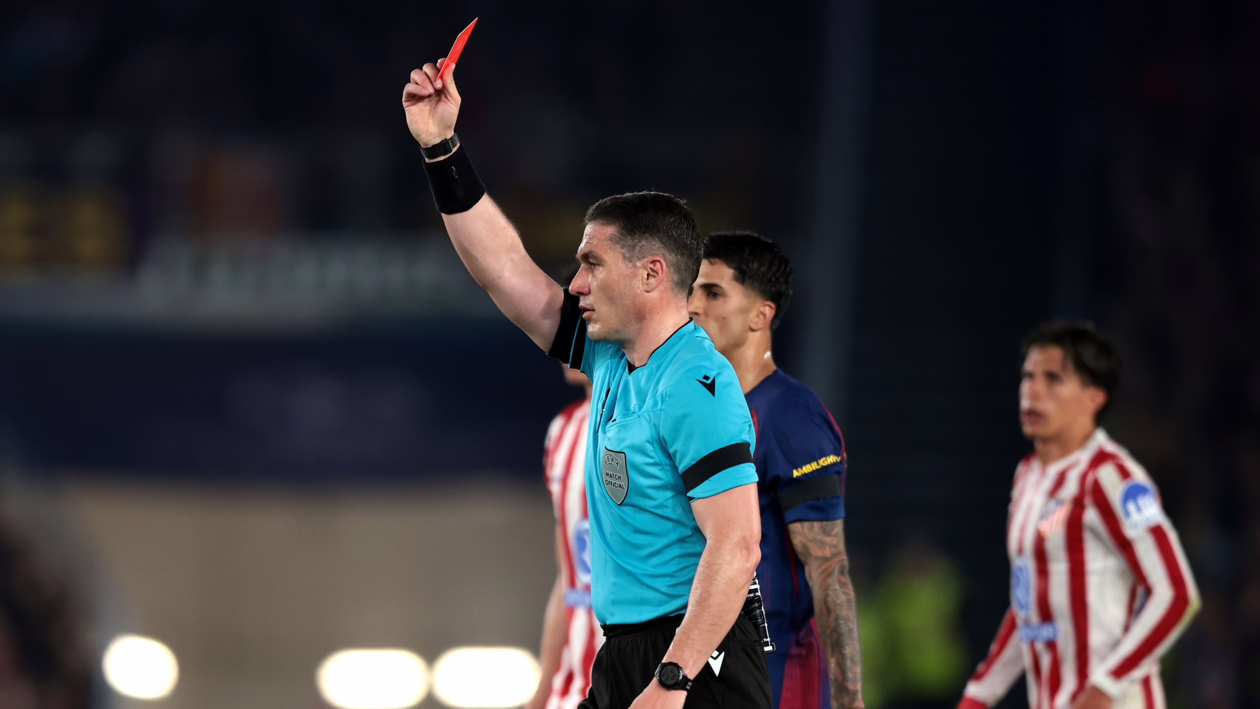 La UEFA ha inhabilitado al árbitro para lo que queda de la temporada debido a sus controvertidas decisiones en la derrota del Barcelona frente al Atlético de Madrid en la Champions League.