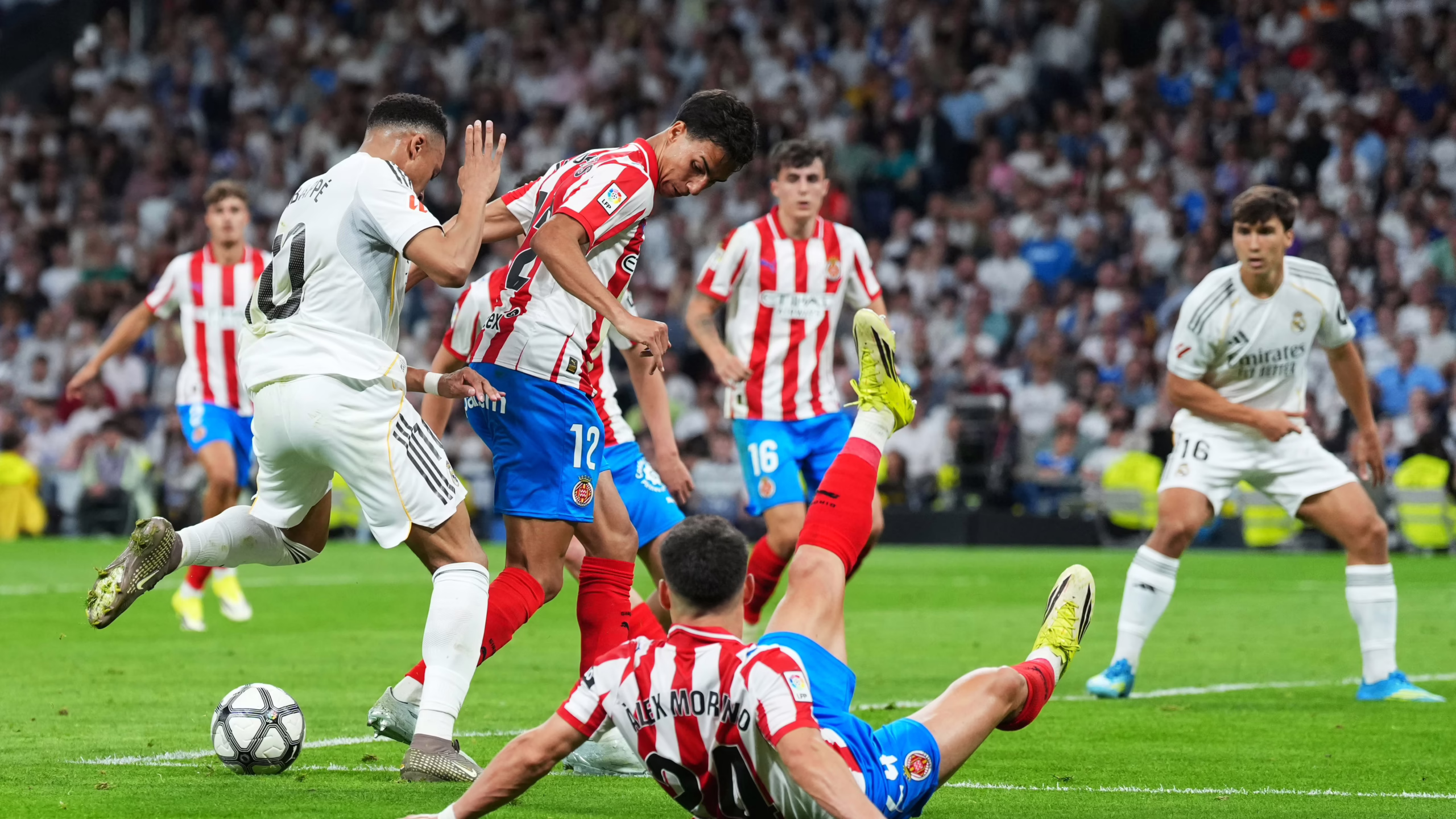 Un árbitro aclara la controversia acerca de si Mbappé merecía un penalti.
