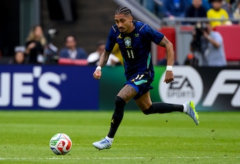 Raphinha sufrió una lesión en el muslo durante el parón de selecciones con Brasil. (EFE/ADAM RICHINS)
