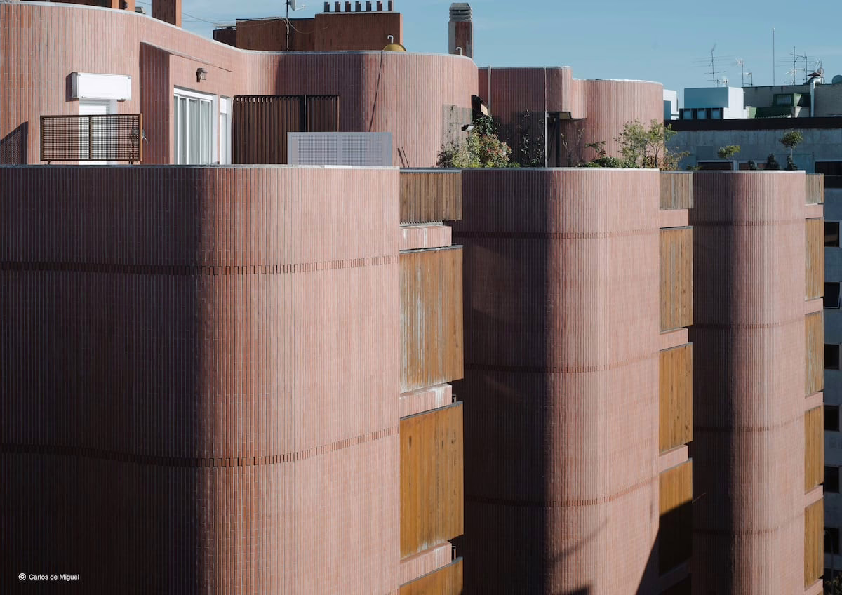 Adiós al ladrillo rojo en Madrid: la transformación urbana con ‘bloques cebra’ y nuevos sistemas de aislamiento | ICON Design