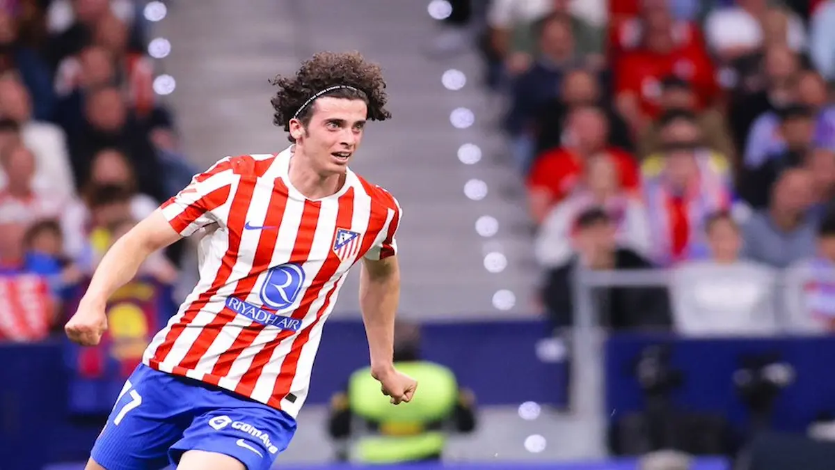 Javi Morcillo, centrocampista de 20 años del Atlético de Madrid, durante su debut con el primer equipo rojiblanco en el partido ante el FC Barcelona en el Metropolitano, donde saltó al campo en el minuto 60 y completó 30 minutos de gran nivel en LaLiga 2026