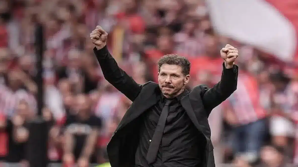 Diego Simeone gesticulando durante la rueda de prensa tras la victoria del Atlético de Madrid frente al Barcelona en el Camp Nou.