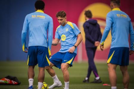 El FC Barcelona ha finalizado el entrenamiento con la reincorporación de los jugadores internacionales que aún faltaban. El equipo se prepara para el enfrentamiento de LaLiga contra el Atlético de Madrid en un momento crucial de la temporada, con el holandés trabajando al margen del grupo.