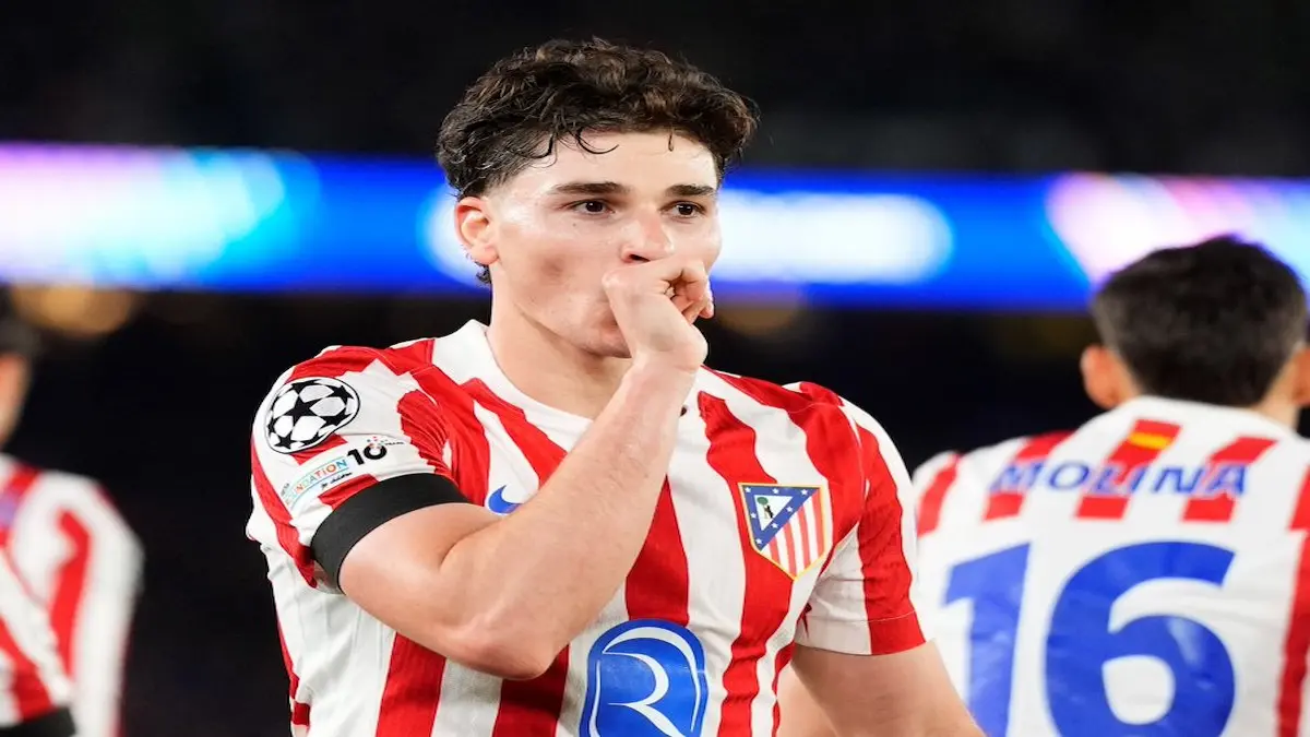 Julián Álvarez celebra un gol con la camiseta del Atlético de Madrid en la Champions League 2025-2026 mientras el club estudia elevar su cláusula de rescisión hasta 1.000 millones de euros ante el interés del FC Barcelona