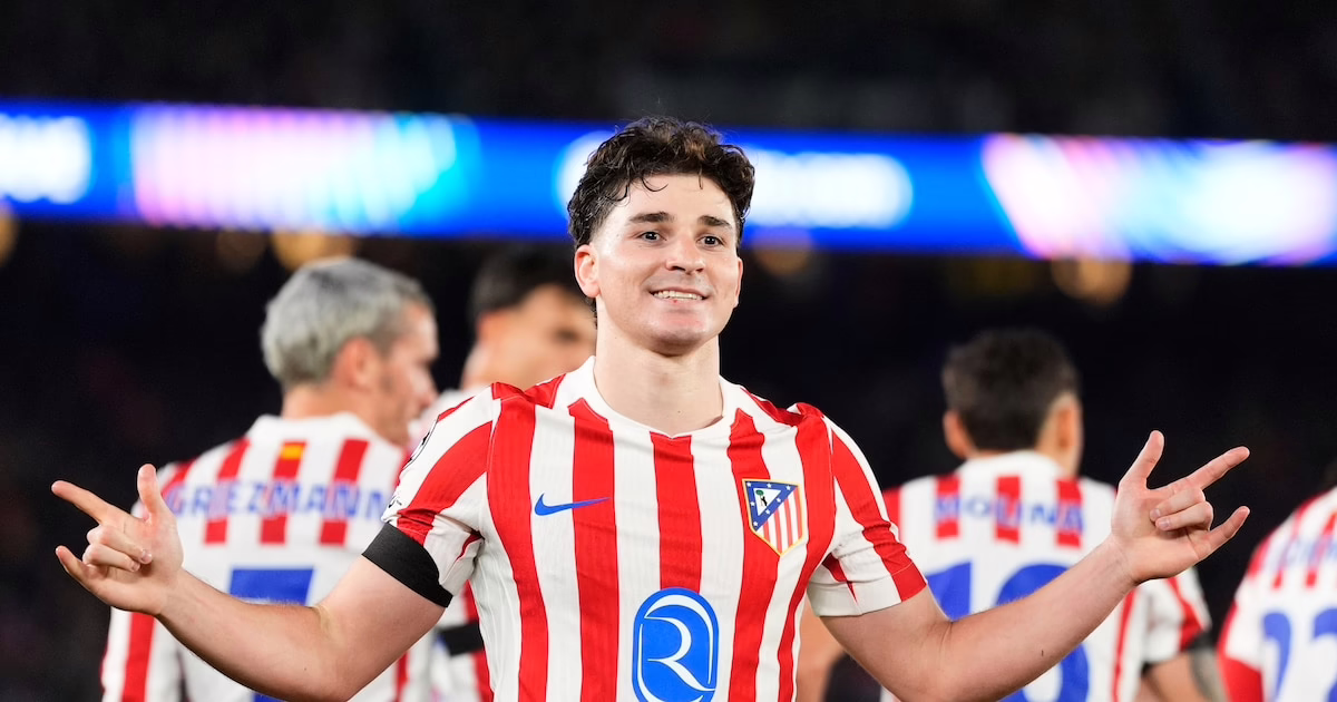 La estrategia del Atlético de Madrid para asegurar a Julián Álvarez frente a la atención del Barcelona.