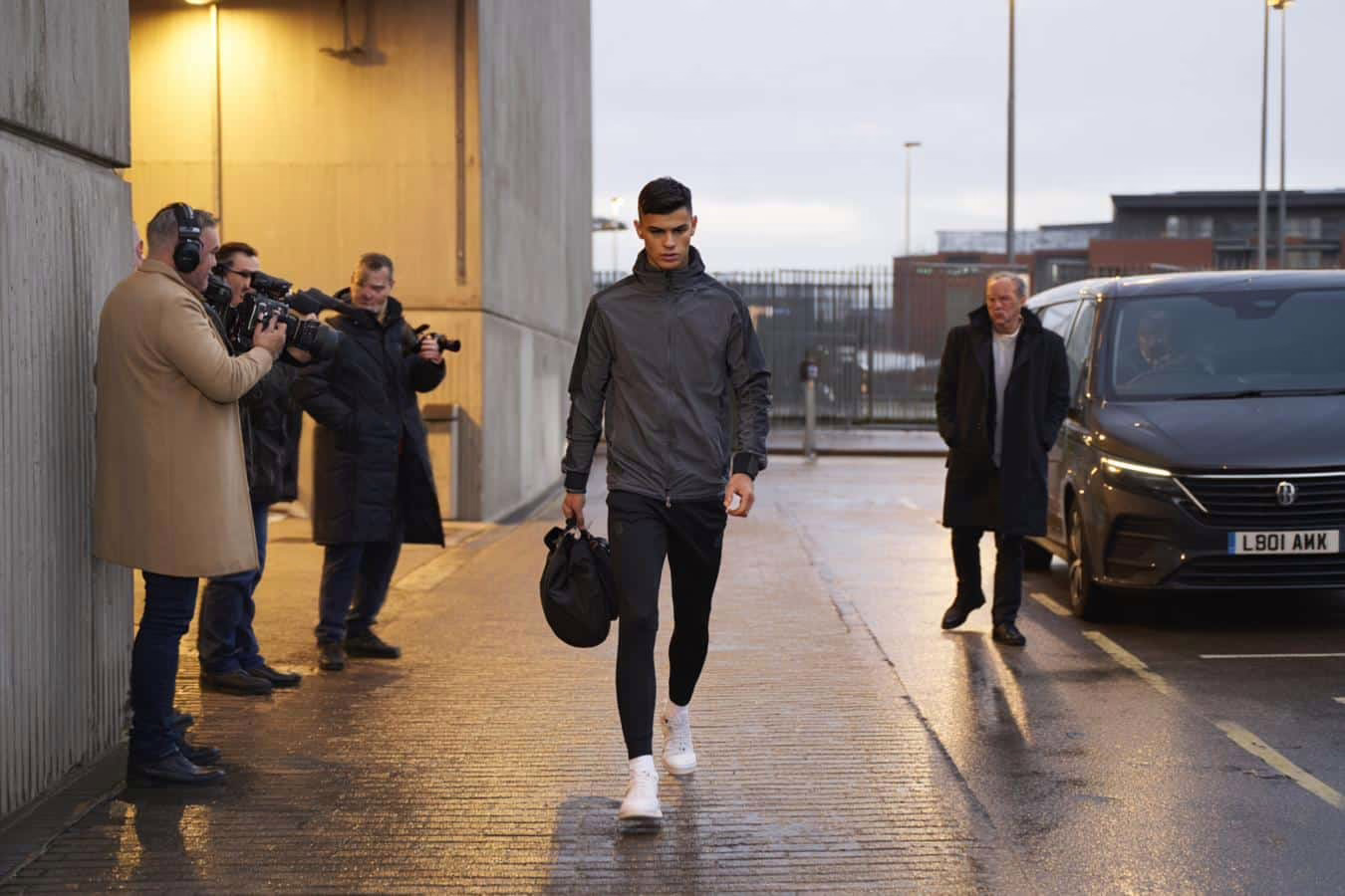 Chelsea suspende a Enzo Fernández por dos encuentros debido a sus comentarios sobre residir en Madrid.