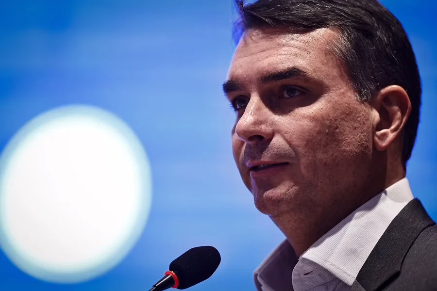 Un Bolsonaro se perfila nuevamente como la principal amenaza para Lula a seis meses de las elecciones.