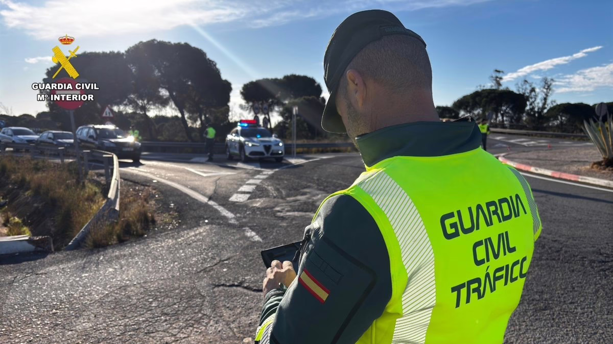 Agentes de Tráfico de la Guardia Civil ayudan a un anciano perdido en la A-42.