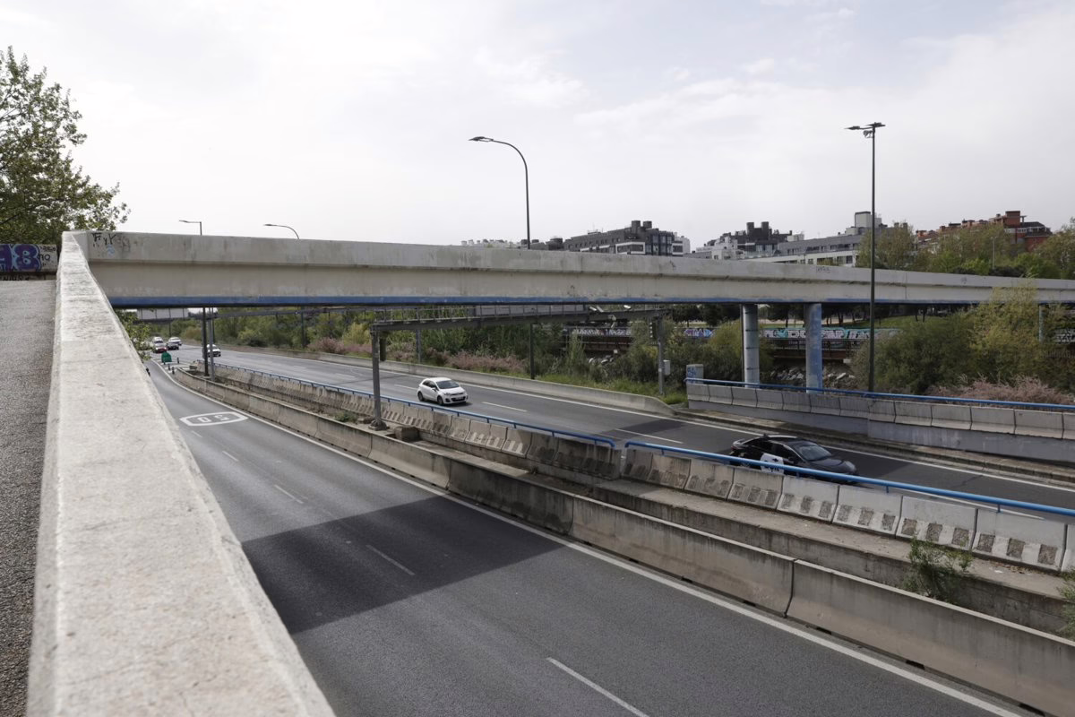 El Ayuntamiento lanza un concurso de propuestas para reemplazar la pasarela que une Arganzuela y Usera sobre el río y la M-30.