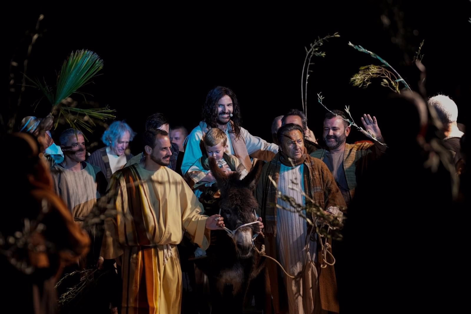 Ayuso respalda la "creencia y las costumbres" de la Semana Santa desde Daganzo de Arriba.