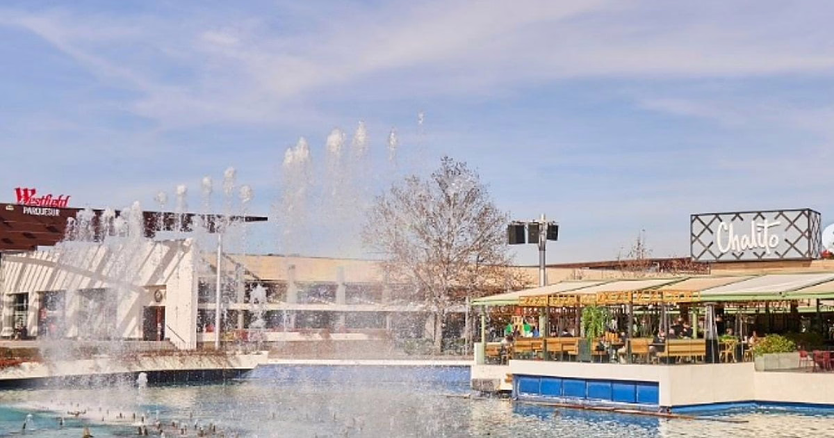 El centro comercial de Madrid celebra la llegada del verano con un concierto sin costo y la apertura de una de sus áreas.