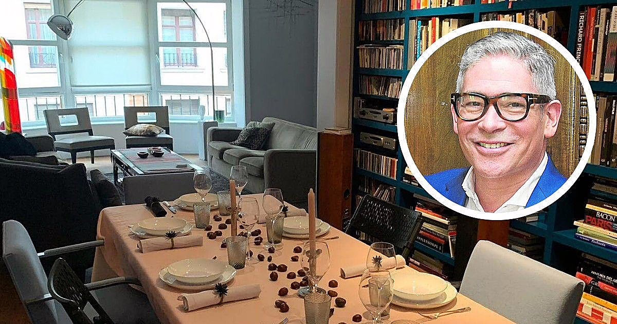 Una cocina en tonos turquesa, un salón con vistas y dos comedores interconectados.