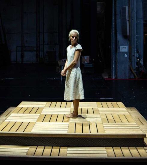 'Medea' se presenta en Teatros del Canal con una experiencia inmersiva que sumerge al público en el escenario.